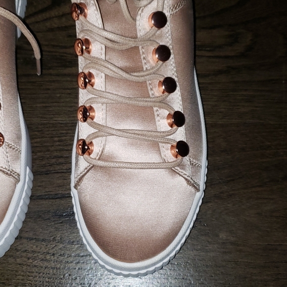 Kendall + Kylie Rae 3 Rose Gold Satin Platform Sneaker 7.5 - Picture 6 of 17